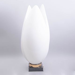 Lámpara de mesa. Siglo XX. Elaborada en acrílico blanco. De la marca Rougier. Diseño a manera de tulipán. Para 1 luz.