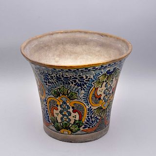 Maceta. México, Ca. 1970. Elaborada en cerámica policromada. Decorada con motivos florales y orgánicos.