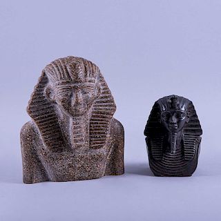 Bustos de Tutankámon. Siglo XX. Elaborados en pasta y resina. Uno decorado con jeroglíficos. Piezas: 2