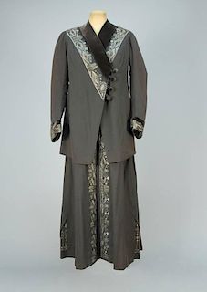 PARIS LABEL EMBROIDERED WOOL WALKING SUIT, EARLY 20th C.
