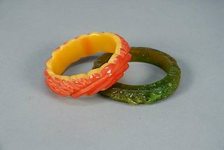 TWO-TONE CARVED BAKELITE BANGLE, 1920s - 1930s.