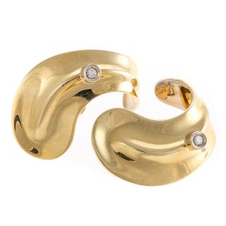 A Pair of Contemporary Earrings in 18K Gold