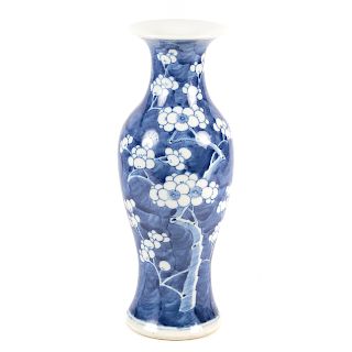 Chinese Export Porcelain Hawthorne Pattern Vase