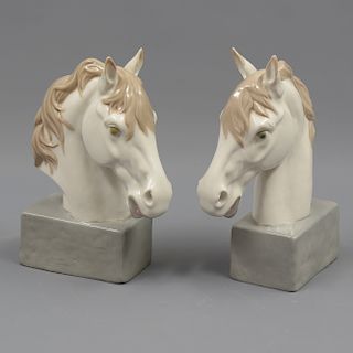 Par de bustos de caballos. México. Siglo XX. Elaborados en porcelana Dalia. Acabado brillante.
