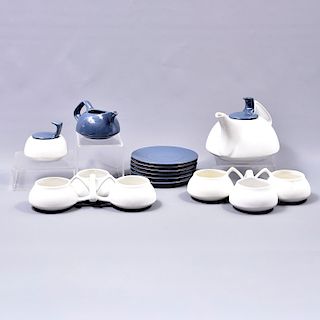 Juego de té. Origen oriental. Siglo XX. Servicio para 6 personas. Elaborado en cerámica NK color blanco y azul.