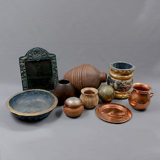 Lote mixto de 13 piezas. Diferentes origenes. SXX. Diferentes diseños. Elaborados en cobre, madera, piedra, metal, pasta y cerámica.