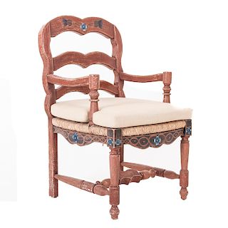 Sillón. Siglo XX. En talla de madera. Respaldo semiabierto, asiento de palma tejida cubierto con cojín en tapicería color beige.