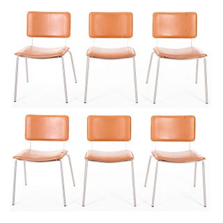 Lote de 6 sillas. Siglo XX. Elaboradas en metal. Con tapicería en vinipiel color naranja. Respaldo semiabierto y soportes lisos.