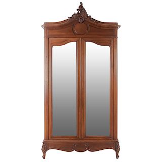 Armario. Francia. Siglo XX. Estilo Luis XV. En talla de madera de nogal. Con 2 puertas abatibles con espejo de luna irregular biselada.