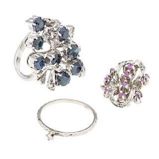 Pendiente, anillo y argolla con zafiros, rubíes y diamantes  en plata plaladio. 8 zafiros corte redondo 2.80ct. 10 rubíes corte...