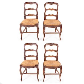 Lote de 4 sillas. Francia. Siglo XX. Estilo Luis XV. En talla de madera de roble. Respaldo semiabierto, asiento de palma tejida.