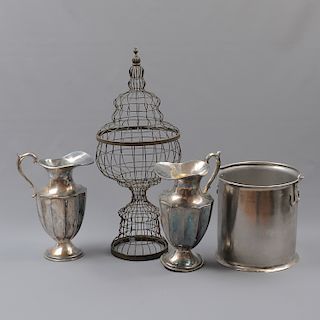 Lote de 4 piezas. México. Siglo XX. Elaborados en metal. Consta de: a) Par de jarras. Diseño amoldurado.