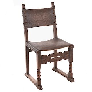 Silla. Francia. Siglo XX. En talla de madera de nogal. Con respaldo semiabierto y asiento de piel color marrón, fustes compuestos.