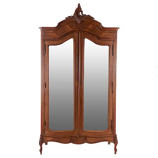 Armario. Francia. Siglo XX. Estilo Luis XV. En talla de madera de nogal. 2 puertas abatibles con espejo de luna irregular biselada.