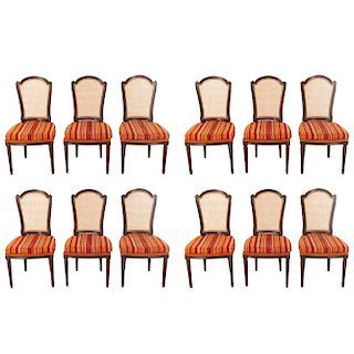 Lote de 12 sillas. México. Siglo XX. Marca Galerías Chippendale. En talla de madera. Respaldo de bejuco, asiento con tapicería de tela.
