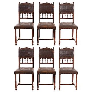 Lote de 6 sillas. Francia. Siglo XX. Estilo Bretón. En talla de madera de roble. Con respaldos semiabiertos y asientos de piel.