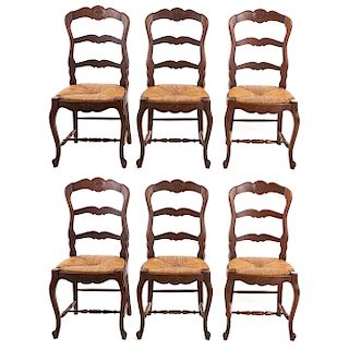 Lote de 6 sillas. Francia. Siglo XX. Estilo Luis XV. En talla de madera de roble. Con respaldos semiabiertos, asientos de palma tejida.