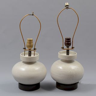 Par de lámparas de mesa. Estados Unidos. Siglo XX. Elaboradas en cerámica. Diseño a manera de jarrón. Electrificadas para una luz.
