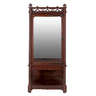 Vitrina. Siglo XX. En talla de madera. Con puerta abatible de cristal biselado, espejo de luna rectangular biselada interno.