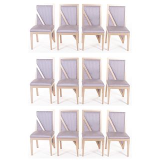 Lote de 12 sillas. Siglo XX. En talla de madera. Con tapicería de tela color lila. Con respaldo cerrado y soportes lisos.