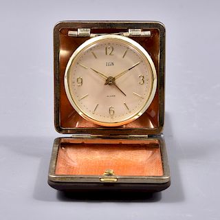 Reloj de viaje. Japón. Siglo XX. Elgin. Con estuche de rectangular tipo piel color marrón. Mecanismo de cuerda.