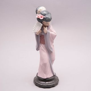 Dama oriental con abanico. España, siglo XX. Elaborada en porcelana Lladró acabado brillante. 29.5 cm de altura.