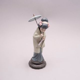 Dama oriental con sombrilla. España, siglo XX. Elaborada en porcelana Lladró acabado brillante. 29 cm de altura.