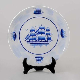 Platón. Siglo XX. Elaborado en cerámica vidriada con motivos en azul cobalto. Decorado con veleros.
