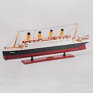 Escala del Trasatlántico R. M. S. Titanic. Siglo XX. Talla en madera con base. Con aplicaciones de metal laqueado. Escala: 1:337