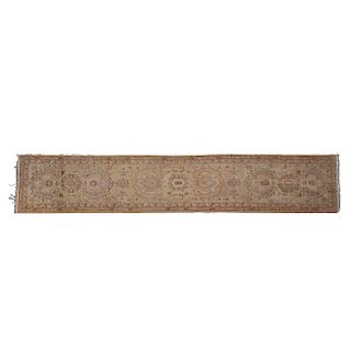 Tapete de pasillo. Siglo XX. Elaborado en fibras de lana y algódon. Decorado con motivos florales y orgánicos sobre fondo color mostaza