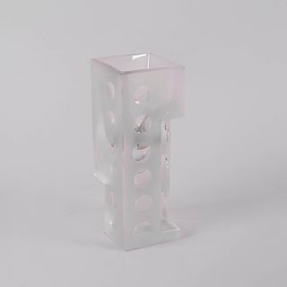 Florero. Siglo XX. Elaborado en cristal opaco. Diseño cuadrangular. Decorado con facetados geométricos y biselados.