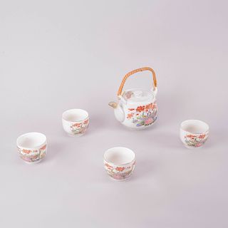 Juego de té. Japón,SXX. Elaborado en porcelana blanca policromada. Para 4 personas. Decorado con pavo reales y motivos florales.Pz: 5