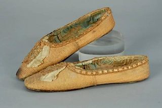 LADYS WOVEN STRAW SLIPPERS, EARLY 19th C.