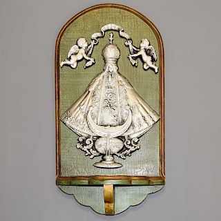 Virgen de San Juan de los Lagos. Retablo. Siglo XX. Elaborado en metal plateado y talla de madera policromada. En bajo relieve.