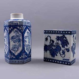 Jarrón y violetero. Origen oriental. Siglo XX. Elaborados en porcelana color blanco y azul. Decorados con motivos vegetales, florales.