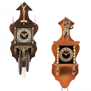 Lote de 2 relojes de pared. Origen europeo. Siglo XX. En talla de madera. Uno con mecanismo de cuarzo y contrapesos, otro con péndulo.