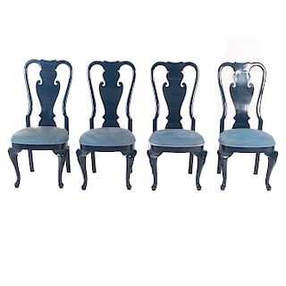 Lote de 4 sillas. SXX. En talla de madera laqueada. Respaldos semiabiertos, asientos en tapicería color azul.