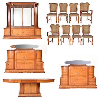 Comedor. Siglo XX. En talla de madera. Consta de: Vitrina, 2 trinchadores, mesa, 6 sillas y 2 sillones.