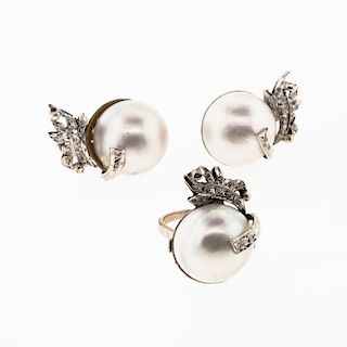Anillo y par de aretes con medias perlas y diamantes en plata paladio. 3 medias perlas cultivadas de 15 mm color blanco. 12 asce...