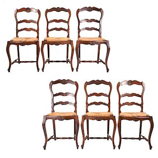 Lote de 6 sillas. Francia. Siglo XX. Estilo Luis XV. En talla de madera de roble. Con respaldos semiabiertos, asientos de palma tejida.