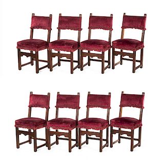 Juego de 8 sillas. Francia. Siglo XX. En talla de madera de nogal. Con respaldos semiabiertos y asientos en tapicería de terciopelo.