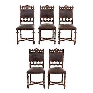 Lote de 5 sillas. Francia. Siglo XX. Estilo Enrique II. En talla de madera de nogal. Con respaldos semiabiertos y asientos de piel.