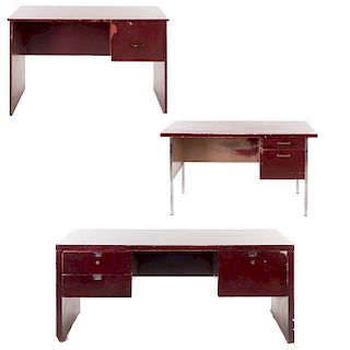 Lote de 3 escritorios. Siglo XX. Diferentes diseños. En talla de madera y aglomerado. Con cubiertas rectangulares y soportes metálicos.