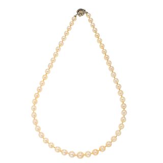 Collar de un hilo de perlas. 53 perlas cultivadas de color crema de 8 mm. Broche en plata .925. Peso: 41.8 g.