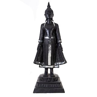 Príncipe Siddharta Gautama (Buda). Origen oriental. Siglo XX. Elaborado en fibra de vidrio. Con aplicaciones de espejo.