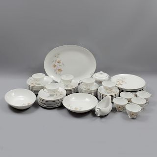 Servicio abierto de vajilla. Japón. Siglo XX. Elaborado en porcelana Empress. Modelo Granada.