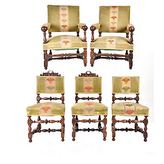 Lote de 2 sillones y 3 sillas. Francia. Siglo XX. En talla de madera de roble. Con respaldos semiabiertos y asientos en tapicería.
