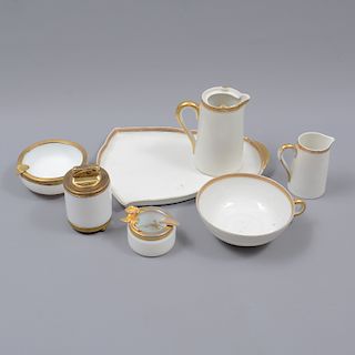 Lote de 7 piezas. Origen europeo. Siglo XX. Elaborados en cerámica y porcelana, algunas Limoges. Consta de: taza con plato base, otros.