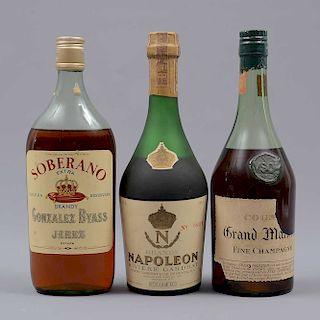 Lote de Cognac y Brandy. Grand Marnier, Napoleón y Soberano. Total de piezas: 3.