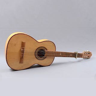 Guitarra. Paracho, Michoacán. SXX. Marca Ramón Zalapa Jr. Elaborada en madera tallada, color natural. Para 6 cuerdas. Con 2 capotrastes